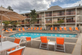  Ashland Hills Hotel & Suites  Ашленд